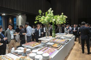 懇親会トレーと人.jpg