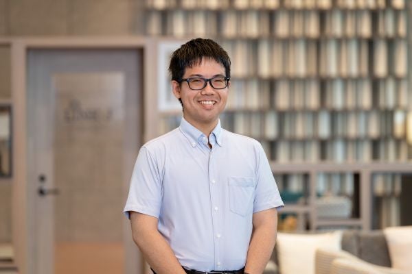インタビューを受ける津村遼介氏