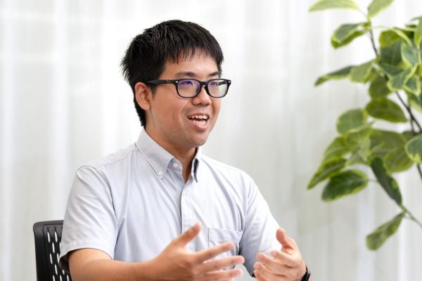 インタビューを受ける津村遼介氏