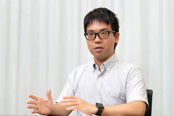 インタビューを受ける津村遼介氏